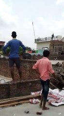 मोबाईल रिपेयर को लेकर हुआ विवाद, छतों से चले पत्थर, वीडियो वायरल