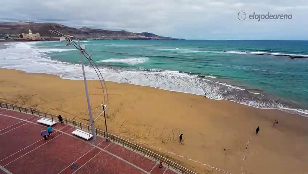 Se dibuja en la arena una enorme tortuga para celebrar la llegada del verano