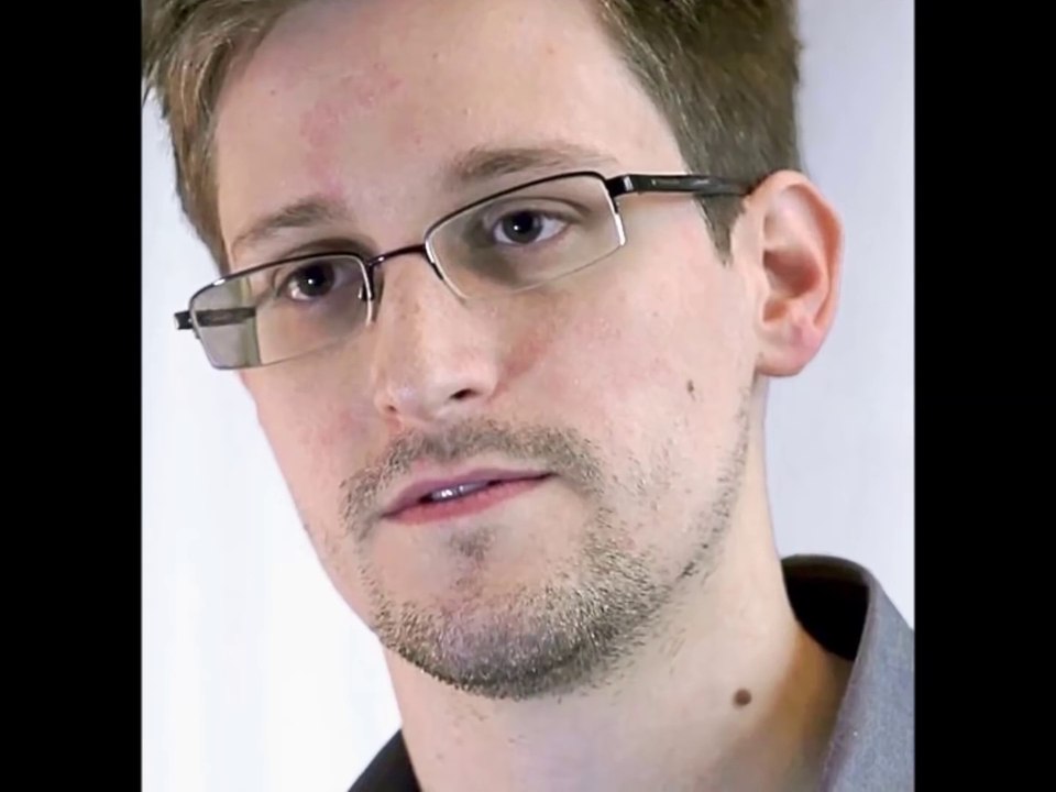 Snowden Hace Revelación Sobre OVNIS Que Salen Del Interior De La Tierra