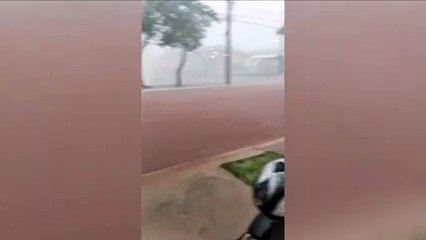 Impressionante: internauta registra força da enxurrada na Av. Tito Muffato