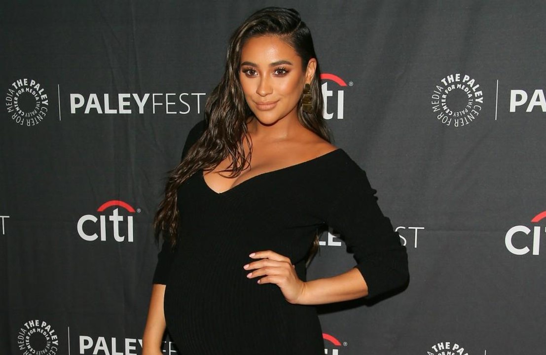 Shay Mitchell gibt nichts auf Kritiker