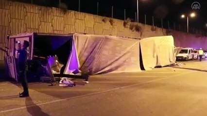 Bariyere çarpan TIR alt yola uçtu