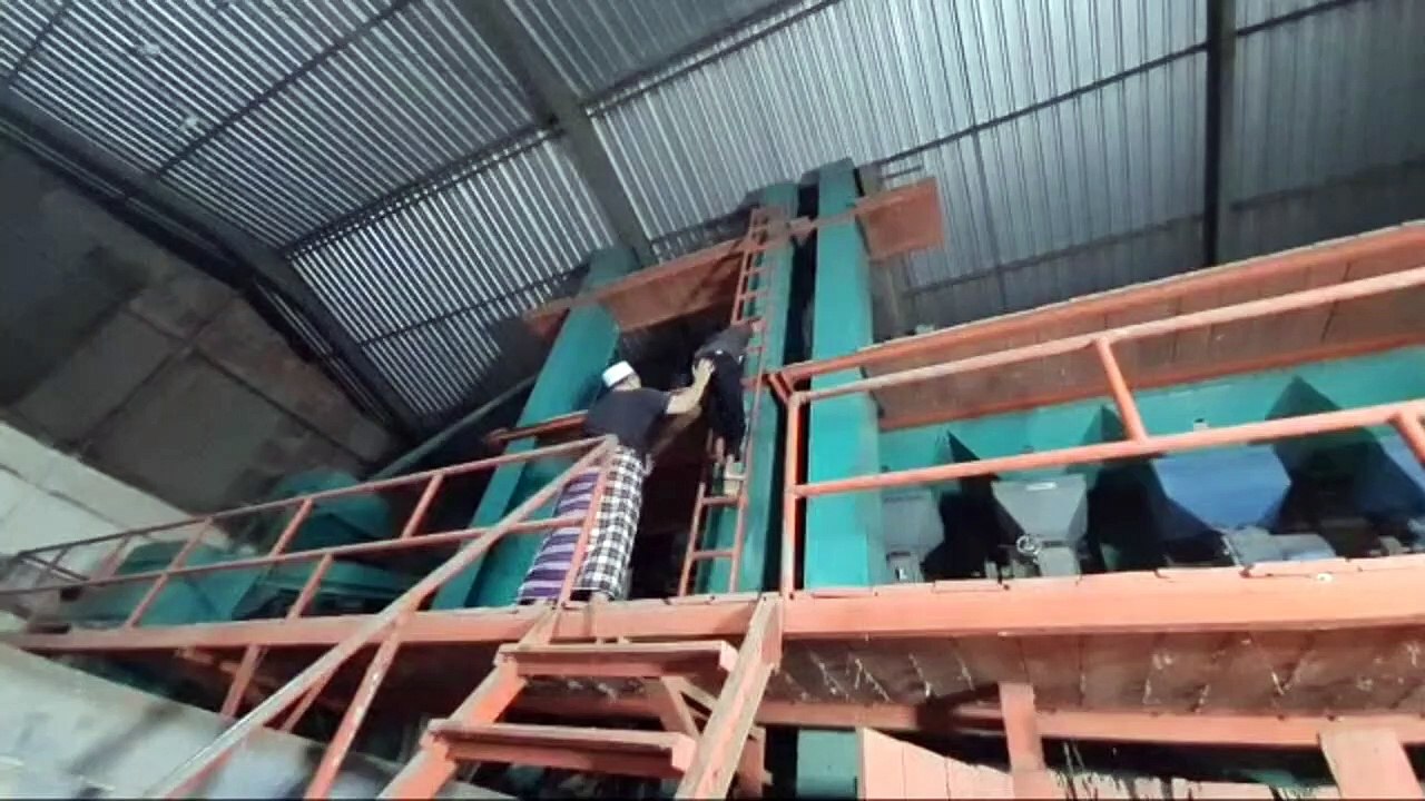 Pembersihan Pabrik di Banyuwangi Bersama Gus Idris dan Mantan Gubernur Riau