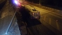 İzmir’de bariyerleri aşan TIR alt yola uçtu