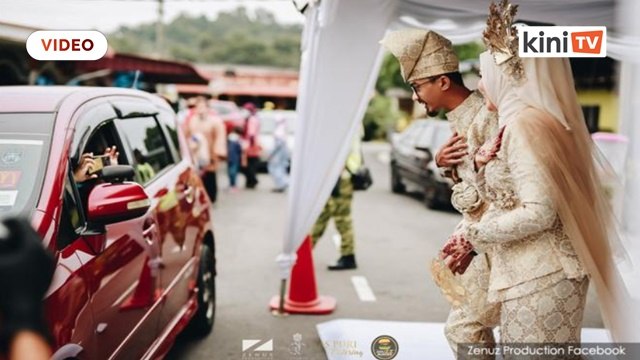 Uniknya majlis kahwin pandu lalu di Johor