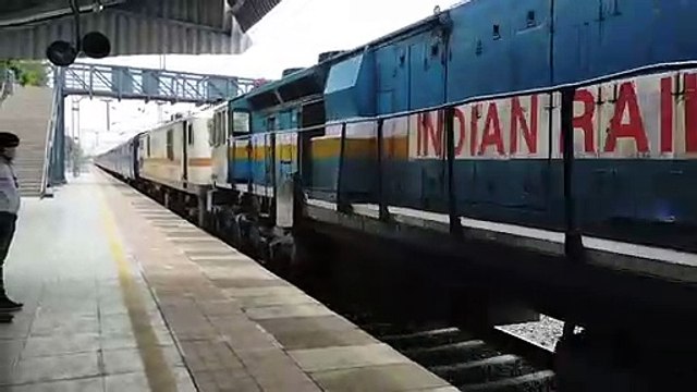 शाजापुर में इलेक्ट्रिक इंजन से आई साबरमती ट्रेन
