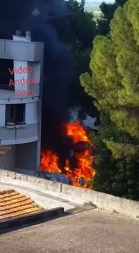 Andria: fumo nero invade via Corato, brucia veicolo.