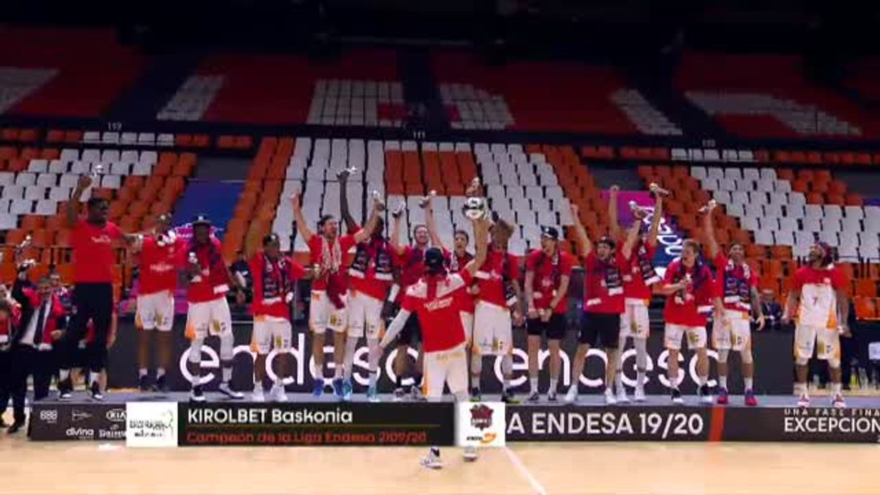 El Baskonia celebra con euforia la victoria en la Liga Endesa tras derrotar al Barça