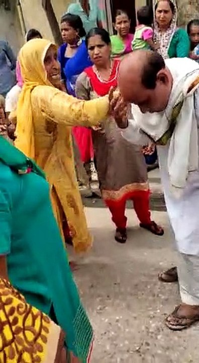 शराब के नशे में चूर पूर्व ब्लाक प्रमुख की महिला...
