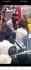 Mansehra chakyara ma Traffic Ehelkar ka Ghareeb Taxi Driver par Tashadud.