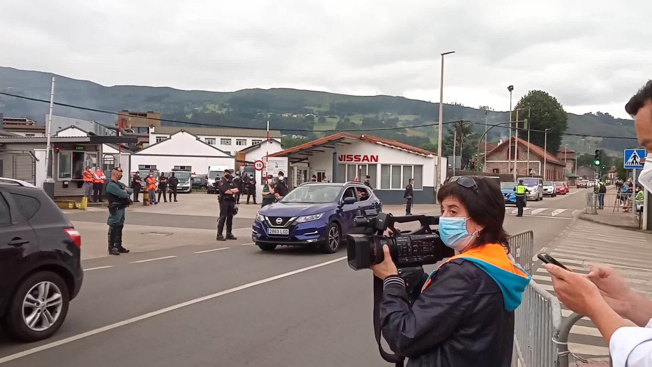 Llegada de trabajadores de Nissan-Barcelona a la fábrica de Corrales de Buelna (Cantabria)