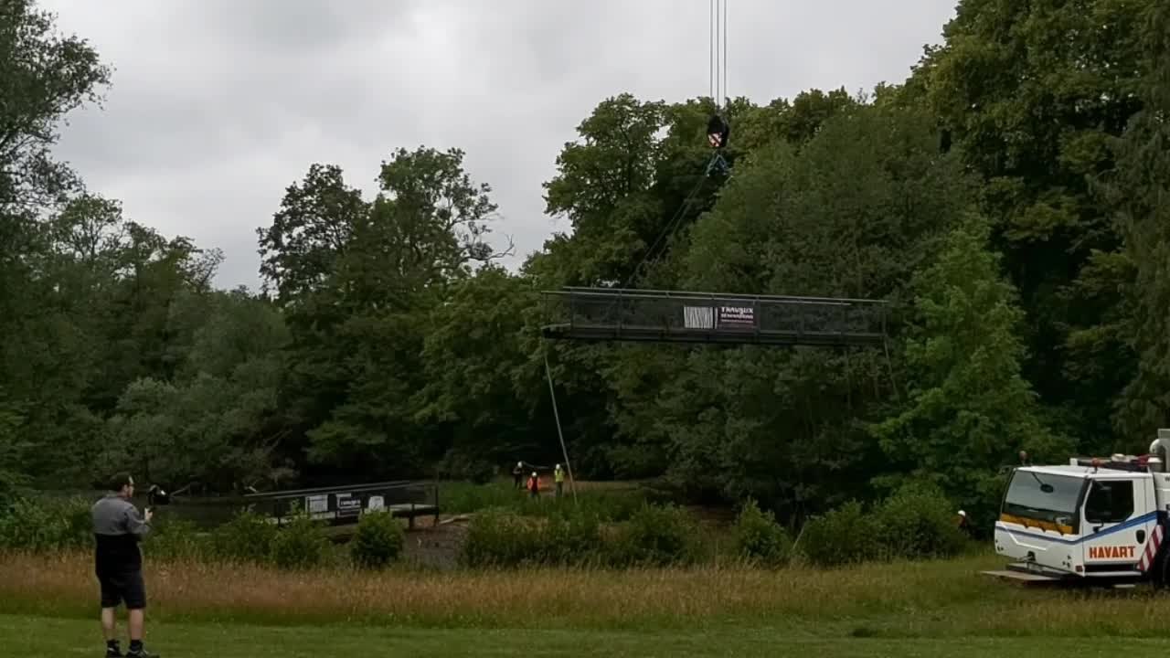 VERVIERS : la nouvelle passerelle du Parc de Séroule est en train d'être installée