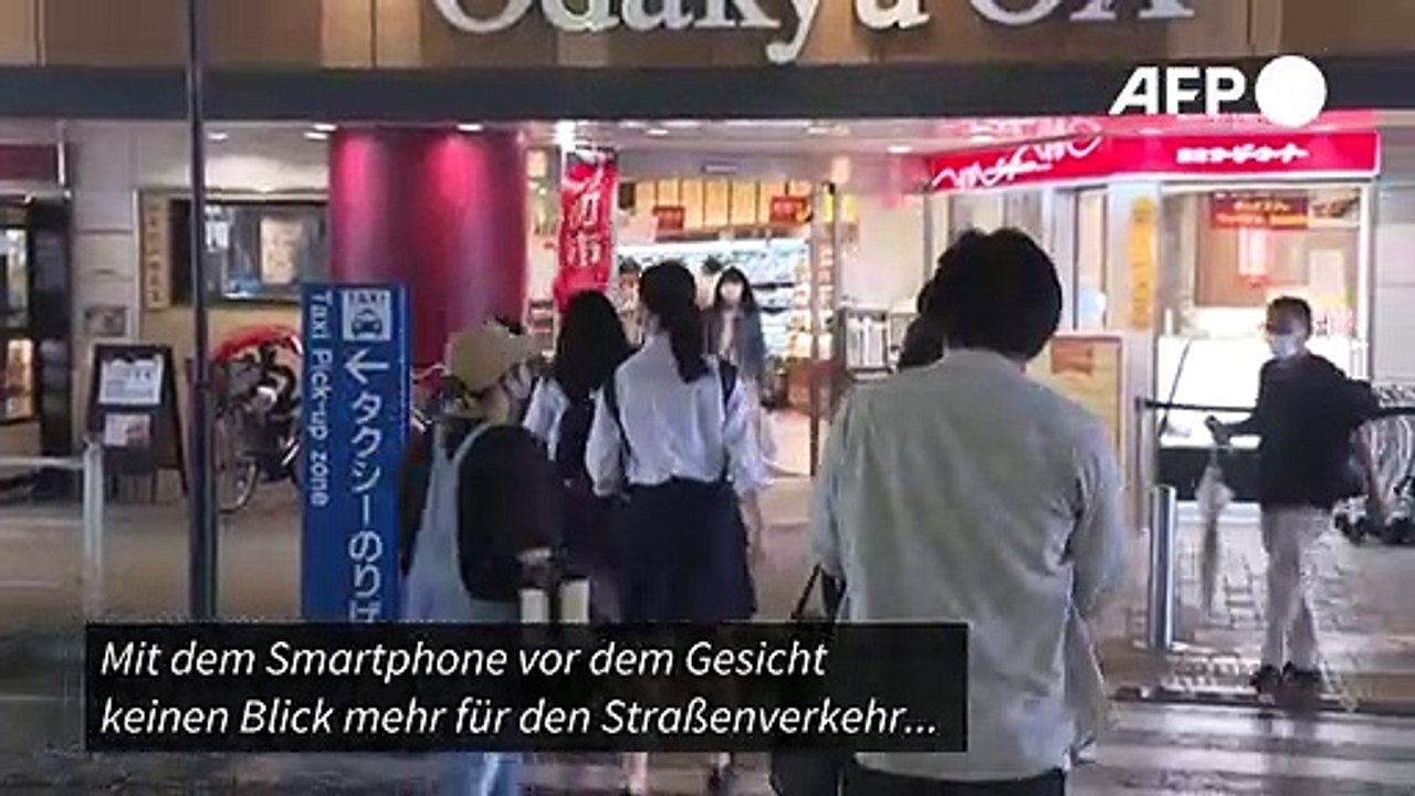 Stadt in Japan führt Smartphone-Verbot für Fußgänger ein