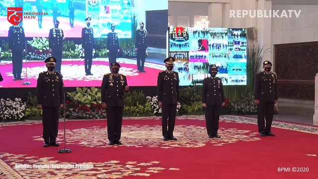Presiden Joko Widodo didampingi Kapolri Jenderal Pol Idham Aziz , Panglima TNI Marsekal TNI Hadi Tjahjanto dan Menhan Prabowo Subianto berfoto bersama seusai Peringatan ke-74 Hari Bhayangkara Tahun 2020 di Istana Negara, Jakarta.