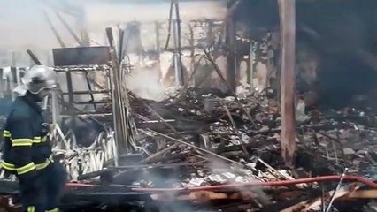 En llamas una nave de decoración en el Polígono Urbisur en Chiclana