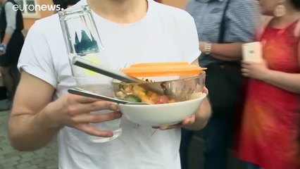 Tschechen feiern Ende der Maskenpflicht mit einem Festbankett in Prag