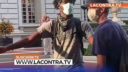 Un matrimonio, pistola en mano, se atrinchera en su casa ante la turba de extrema izquierda