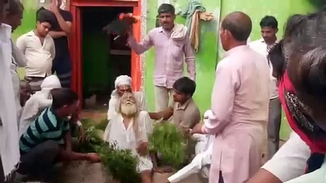 अलीगढ़: साधु को सांप ने डसा, झाड़-फूंक से जोखिम में पड़ी जान