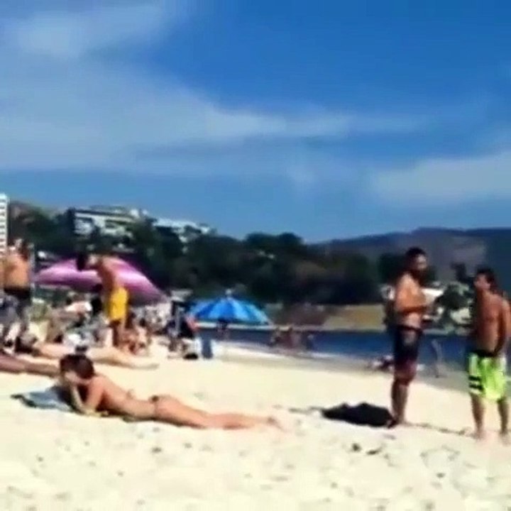 Técnica infalível para conhecer miúdas na praia