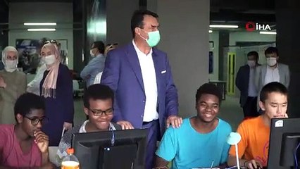 Liseli gençlerden virüsü önleyecek akıllı otobüs tutacağı