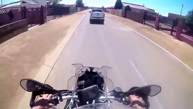Police bike chase in RSA - SHOTS FIRED! ( 720 X 720 )