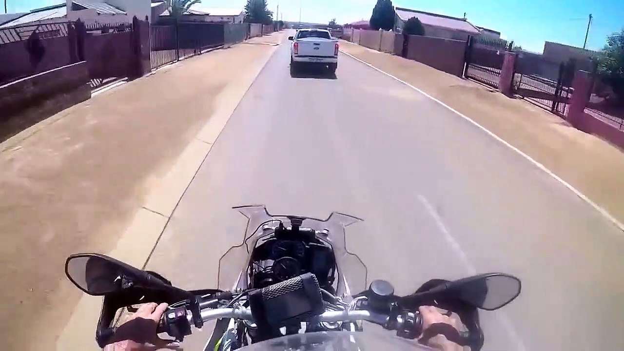 Police bike chase in RSA - SHOTS FIRED! ( 720 X 720 )