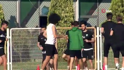 Futbolcular, TFF’nin alt liglerle ilgili kararını sahada meşale yakarak kutladı