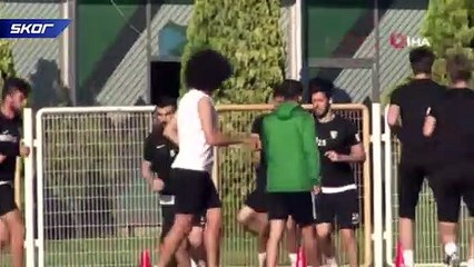 Video herunterladen: Kocaelisporlu futbolcular, TFF’nin alt liglerle ilgili kararını sahada meşale yakarak kutladı