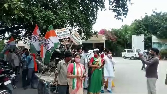 झांसी: डीजल पेट्रोल के दामों में हो रही बढ़ोतरी के विरोध में कांग्रेस कार्यकर्ताओं ने सौंपा ज्ञापन