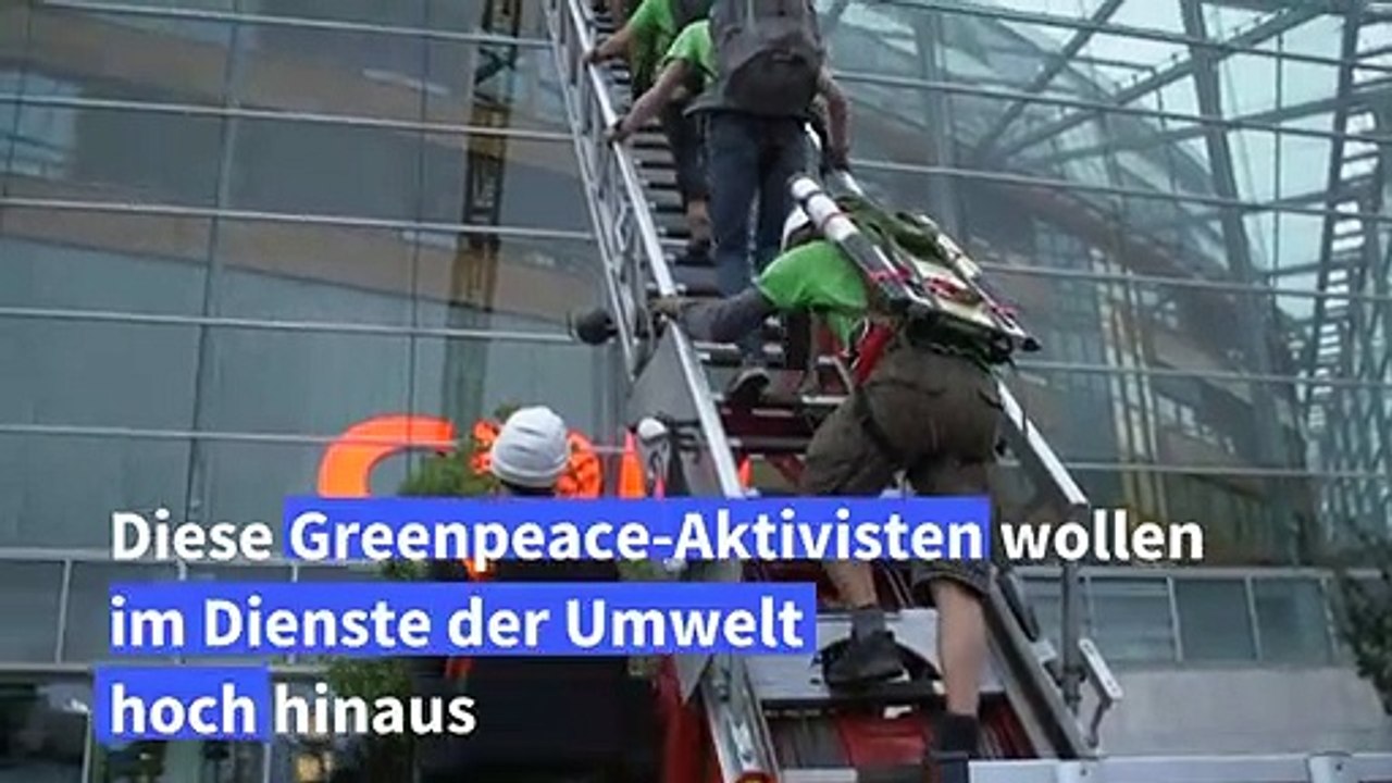 Greenpeace-Aktivisten verhüllen CDU-Parteizentrale in Berlin