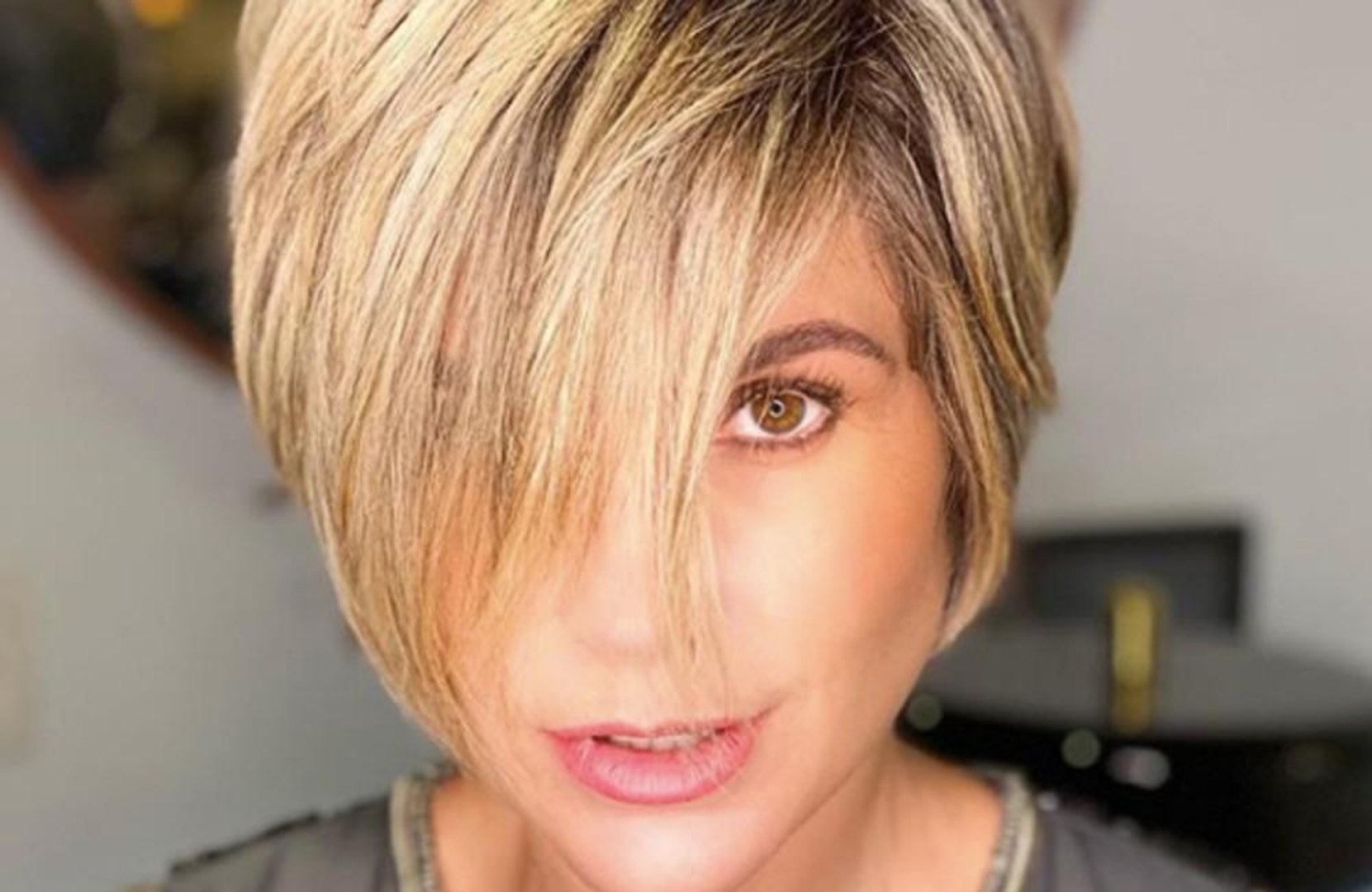 Foto: O cabelo curto cacheado também fica lindo com acessórios como faixa  colorida - Purepeople