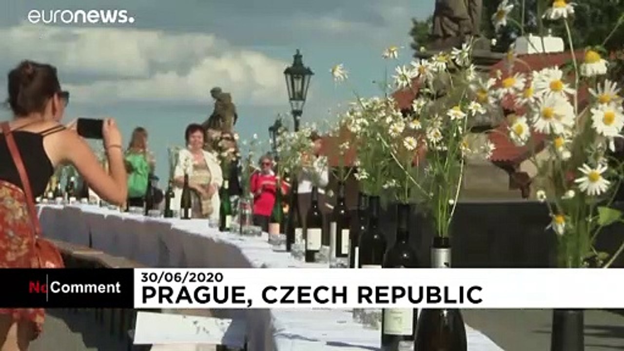 Tschechen feiern Lockdown-Ende mit Festmahl an 500-Meter-Tafel