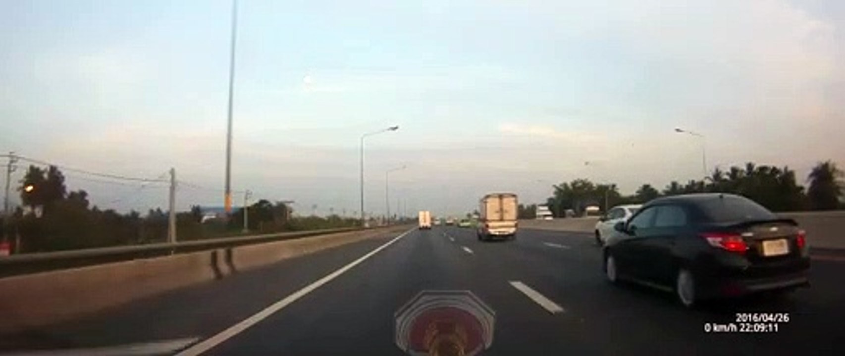 Frayeur : quand tu conduis et la camionnette devant toi perd une roue !