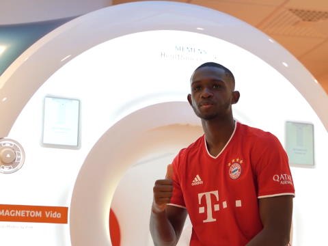 Bayern - Kouassi pose avec ses nouvelles couleurs