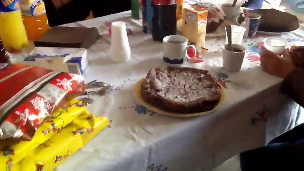 Maxime et sa famille chantent la chanson joyeux anniversaire