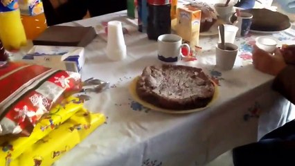 Maxime et sa famille chantent la chanson joyeux anniversaire