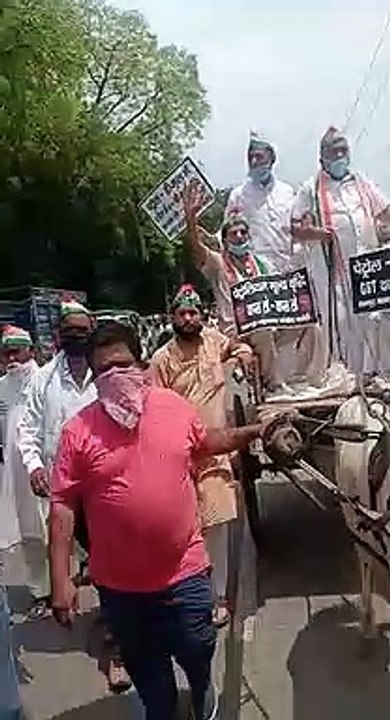 विधायक सोहेल अंसारी के नेतृत्व में डीजल व पेट्रोल की वृद्धि विरोध में प्रदर्शन