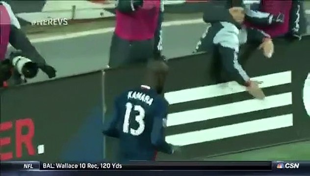 POURQUOI ON EST COMME ÇA ? LOL L’attaquant Kei Kamara des New England (MLS) marque et célèbre son but en effectuant un Twerk... Une petite danse trop osée selon l'arbitre qui l'a directement sanctionné d'un carton jaune Une célébration pour FIFA18 lo