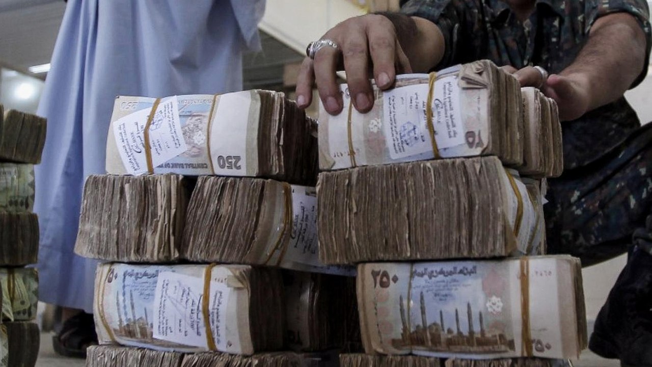 قوات مدعومة إماراتيا تستولي على أموال البنك الم...
