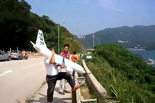 Il fait voler sa maquette d'avion RC Boeing 737-700