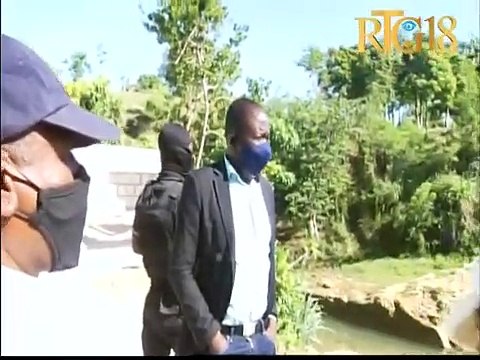 Minis TPTC a Nader Joiséus vizite plizyè chantye nan depatman sant pou gade eta avansman travay yo.