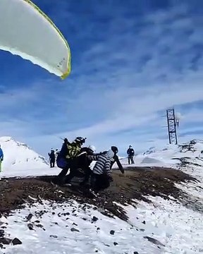 Départs en parapente ratés : ils s'étalent sur la piste de ski !