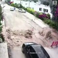 Explosion d'une canalisation d'eau sous la route : elle emporte tout !