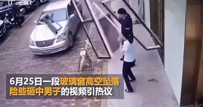 Une fenêtre tombe d'un immeuble juste à côté des passants !