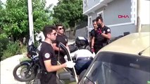 Yürüyemediği gerekçesiyle otomobilden inmeyen dilenciyi polis 'yürüttü'