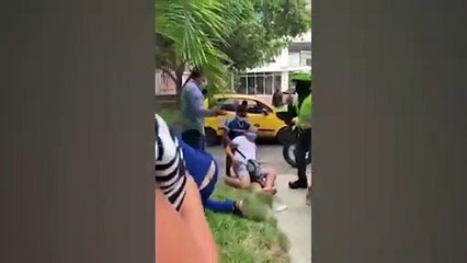 La bestial paliza a un médico de Colombia en la puerta de entrada a una clínica