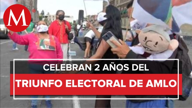 Pese a lluvia, cantan 'Cielito Lindo' y aplauden a AMLO afuera de Palacio Nacional