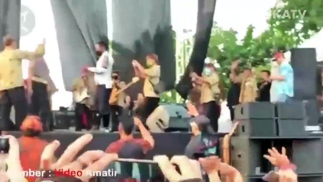 Gubernur Jawa Barat Ridwan Kamil berbincang dengan Wakil Gubernur Uu Ruzhanul Ulum di sela-sela rapat Gugus Tugas Percepatan Penanggulangan COVID-19 di Makodam III Siliwangi, Bandung,