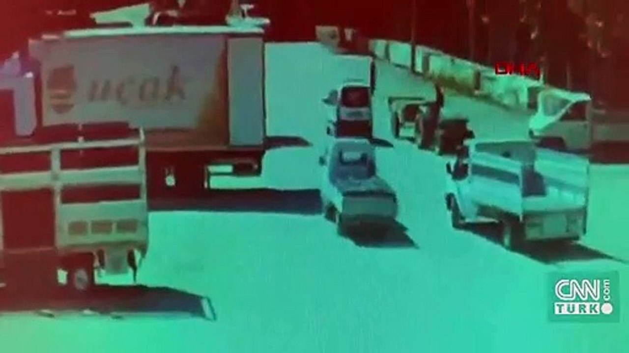 Park halindeki kamyonetin yük indirme liftine çarptı | Video