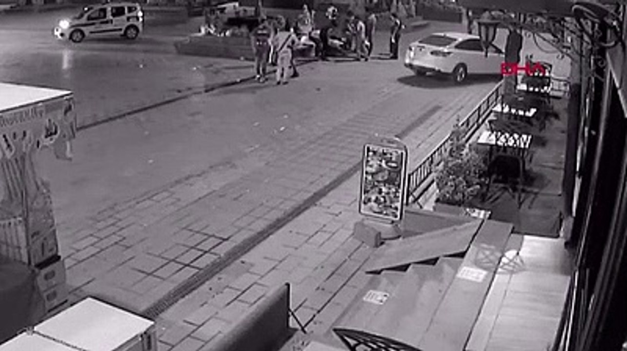 Esenyurt'ta kazada havaya fırlayan motosiklet sürücüsü bankın üzerine düştü